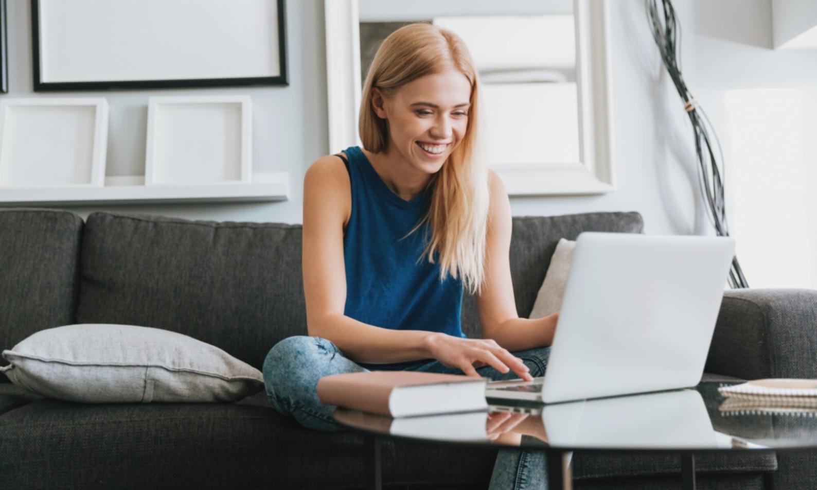 Consulente assicurativo durante l'analisi delle esigenze del cliente